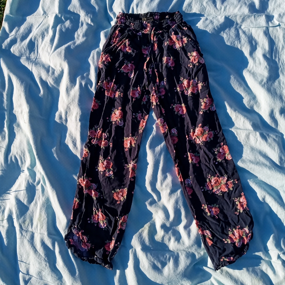 Tahari rose print, navy blue loose fitting pants